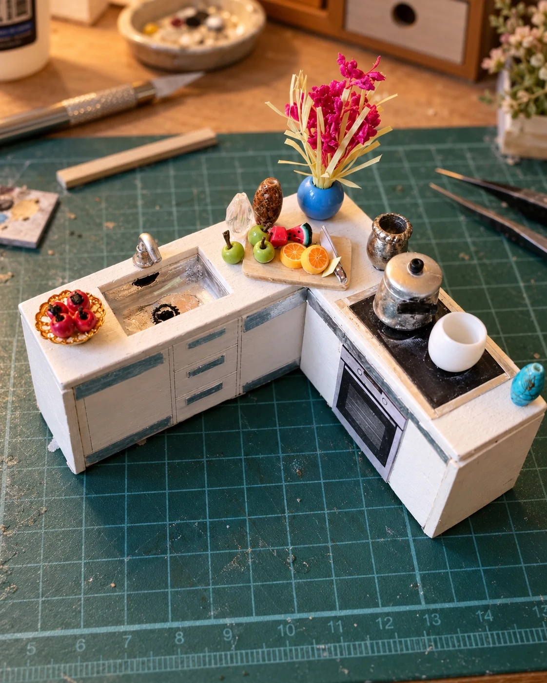 Cuisine miniature sur un tapis de travail